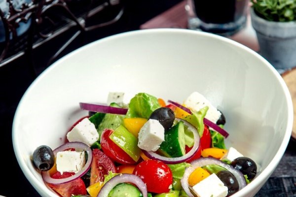 Salata greceasca - sanatoasa si savuroasa