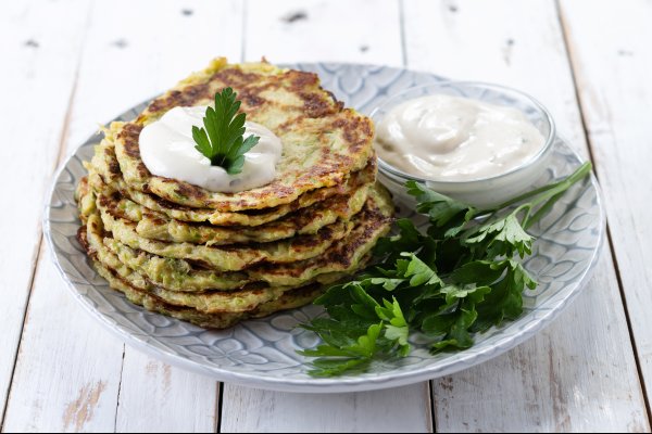 Clatite cu dovlecei cu sos de iaurt - fragede si aromate