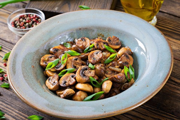 Ciuperci cu sos de soia si usturoi  - o garnitura vegana rapida si gustoasa