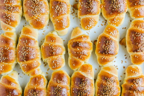 Cornuri mici pufoase cu susan - fragede si perfecte pentru micul dejun sau gustare