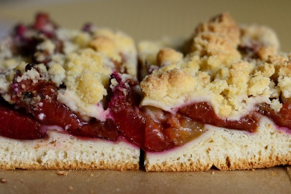 Prajitura cu prune si aluat razuit - un desert rustic si aromat