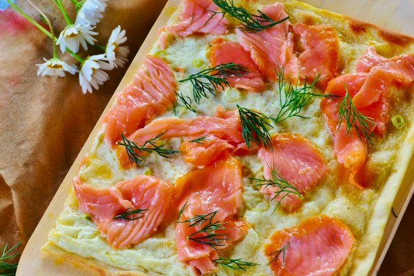 Tarta subtire cu somon afumat si smantana – o eleganta simpla in farfurie