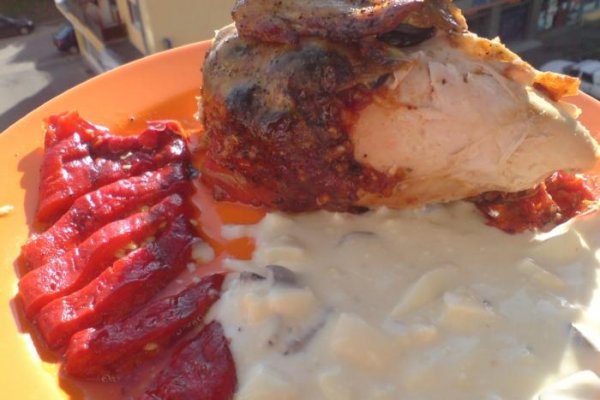 Pui Umplut cu Masline pe Pat de Ardei Iute