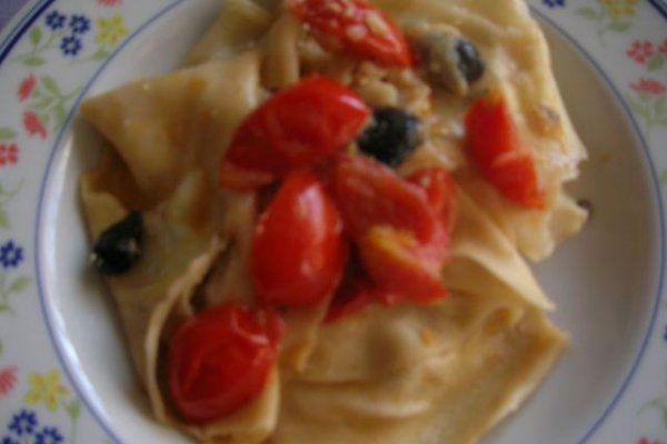 Ravioli cu Ierburi si Sos de Rosii si Masline Negre