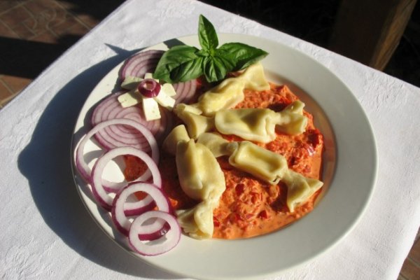 Paste Caramelle cu Telemea si Sos de Gogosar cu Smantana