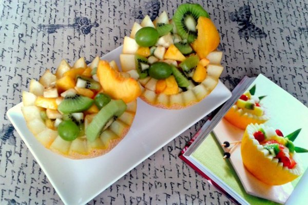 Pepene galben umplut cu salata de fructe