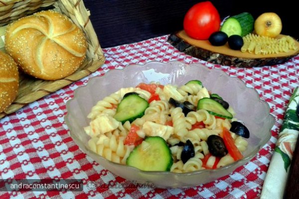 Salata de paste cu legume, masline si mozzarella