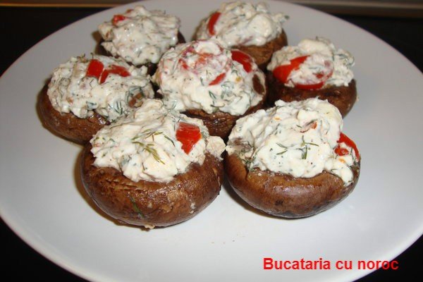 Ciuperci Umplute cu Branzeturi