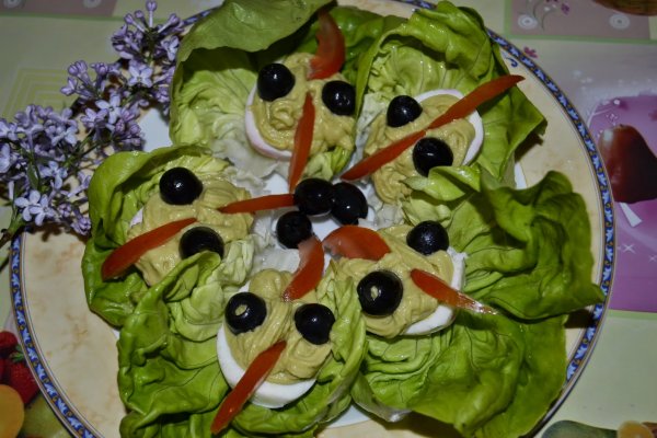Oua umplute cu pasta de avocado