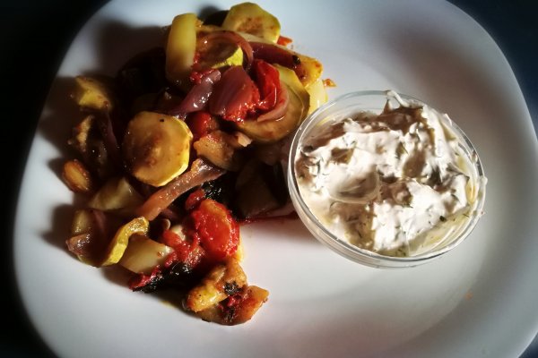 Legume in stil mediteranean cu sos de iaurt