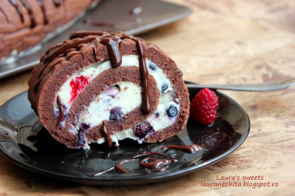 Rulada cu fructe de padure - reteta usor de preparat