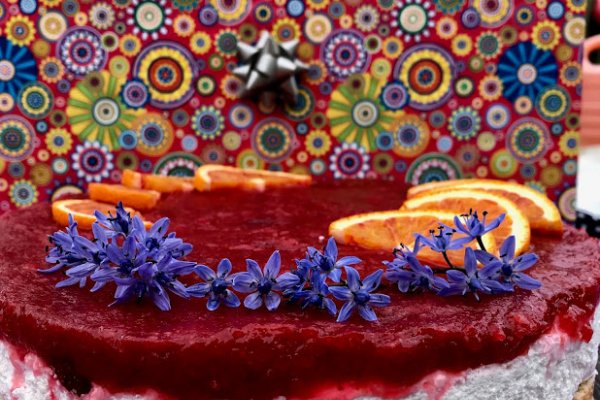 Tort cu blat de biscuiti, mascarpone si jeleu de visine