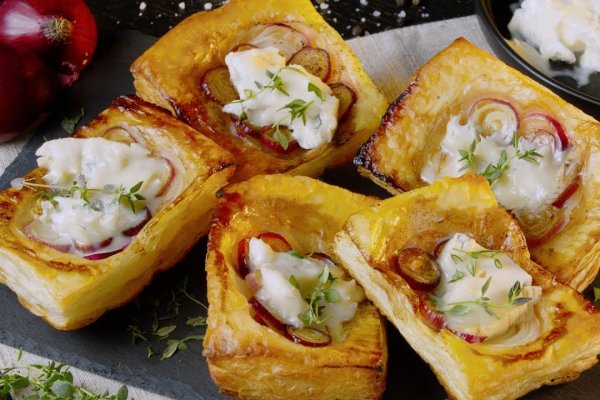 Plăcinte întoarse cu ceapă și brânză gorgonzola