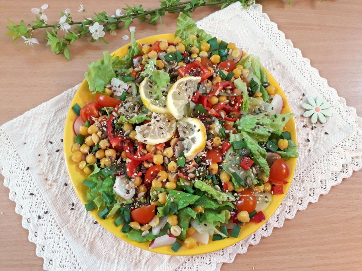 Salata de primavara cu naut si seminte