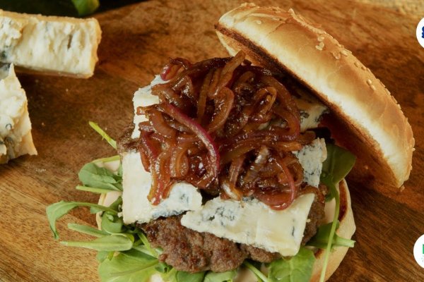Delicios! Burger de vită cu brânză gorgonzola