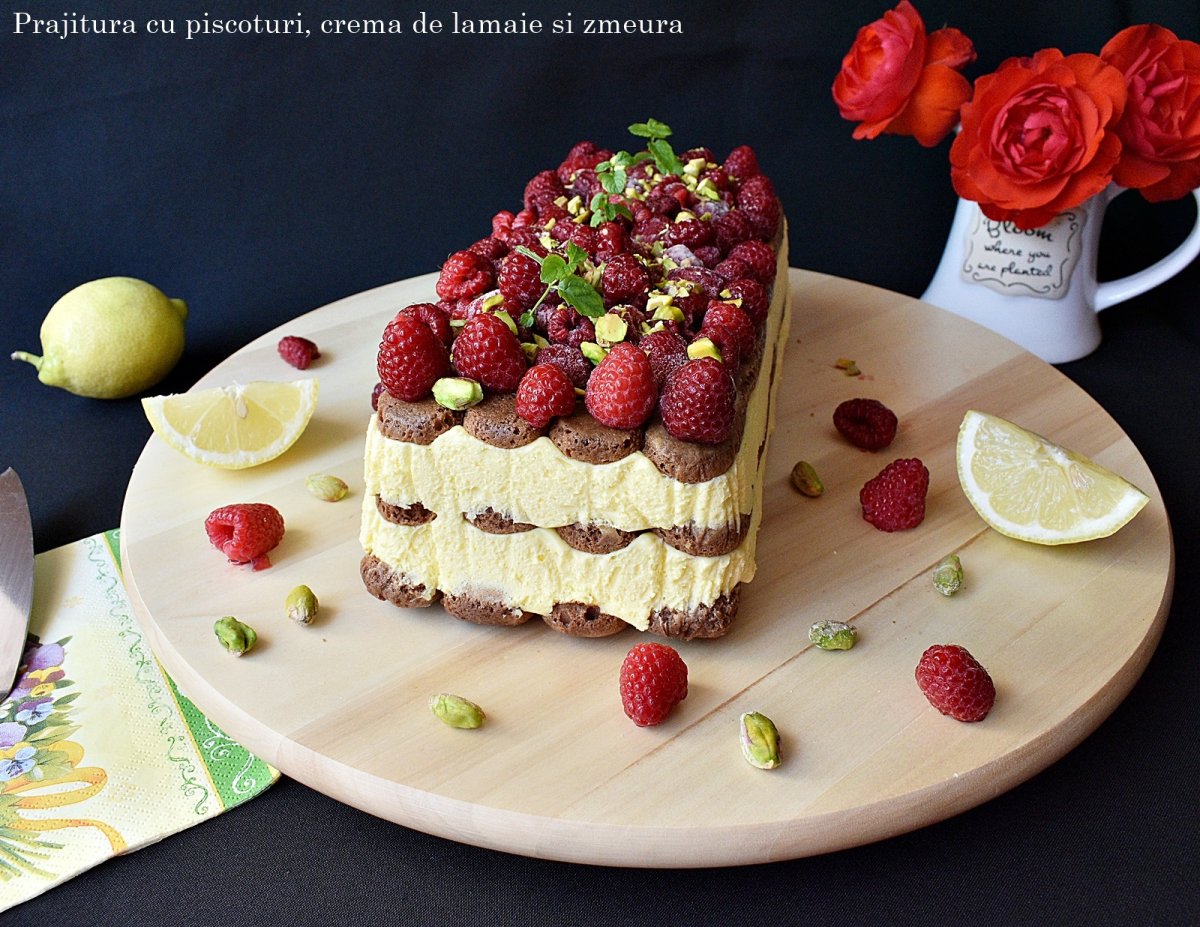 Prajitura cu piscoturi, crema de lamaie si zmeura