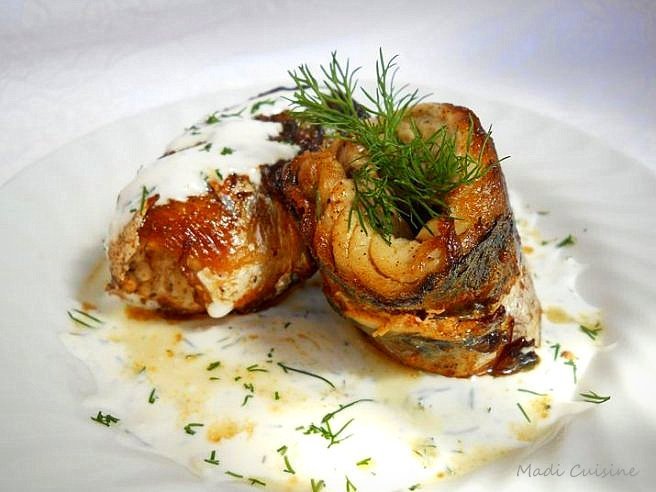 Rulouri de macrou cu sos de smantana si usturoi