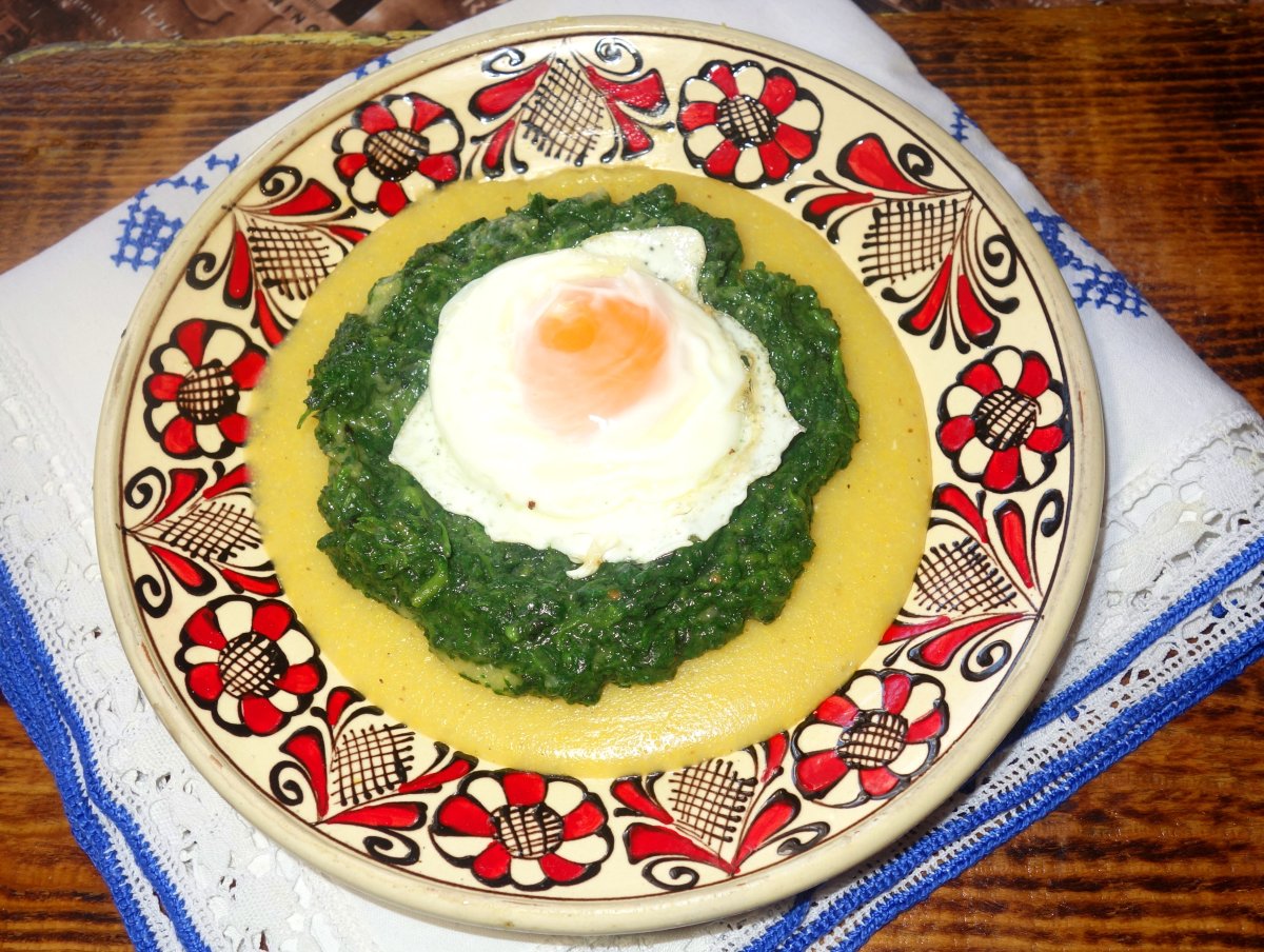 Mancare de urzici cu mamaliga