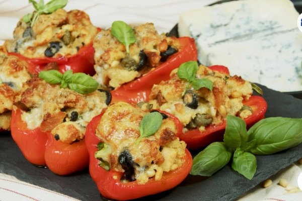 Ardei gras roșu umplut cu pâine și gorgonzola