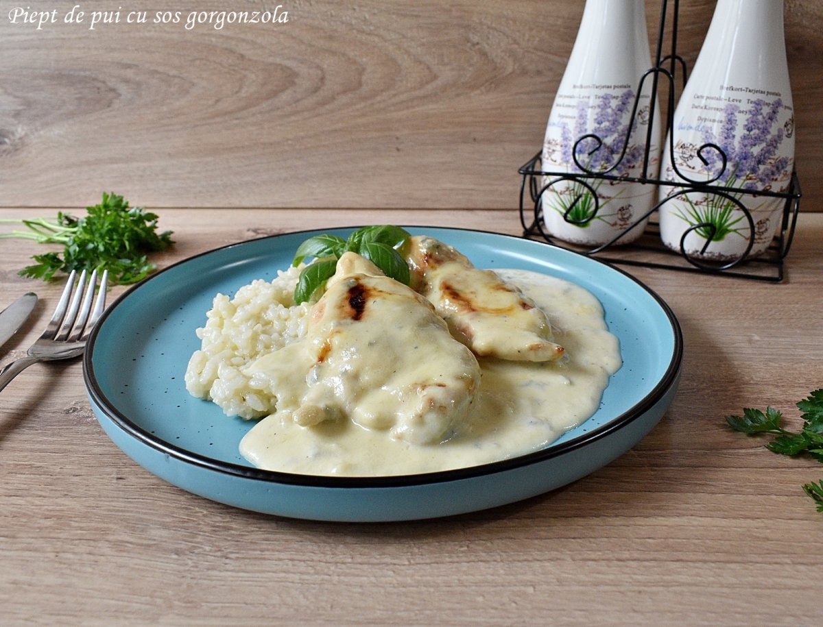 Piept de pui cu sos gorgonzola