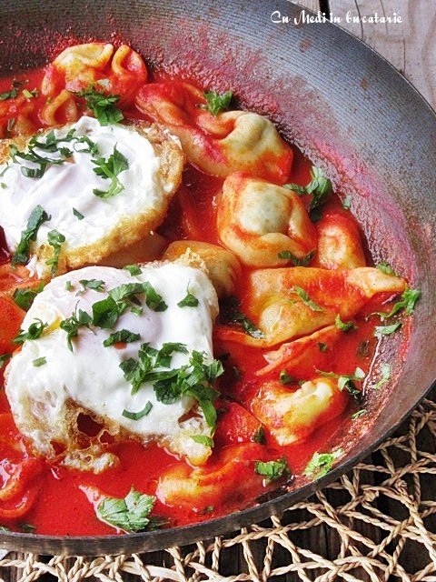 Tortellini cu spanac in sos de rosii cu oua ochiuri