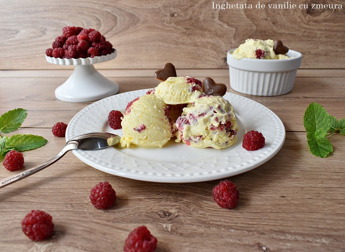 Inghetata de vanilie cu zmeura