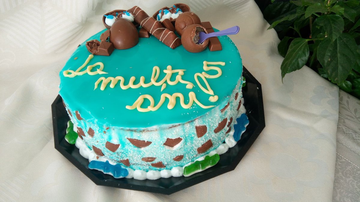 Tort spirala cu 2 mousse-uri si glazura oglinda