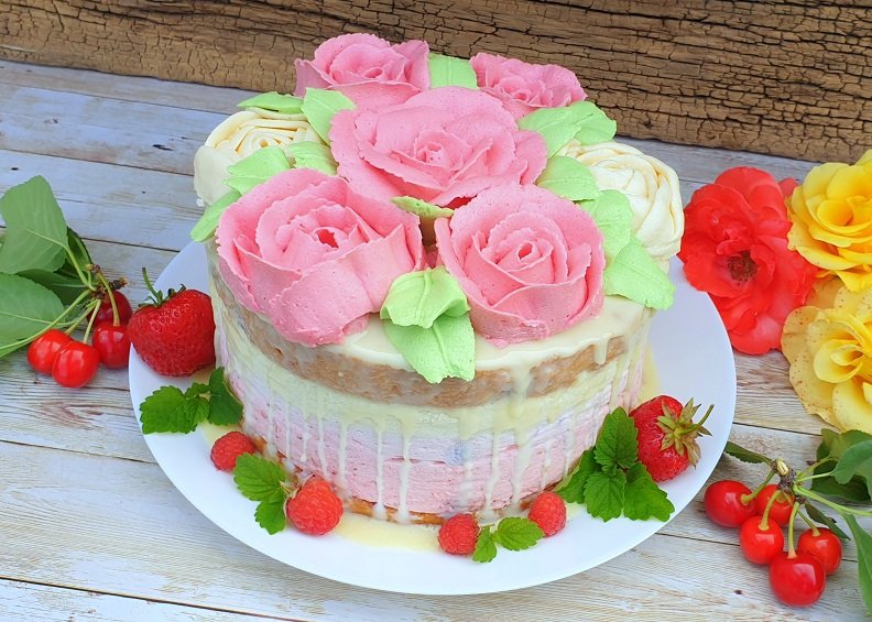 Tort cu visine, capsuni, zmeura si ciocolata alba