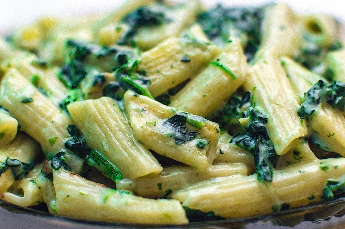 Paste penne cu sos cremos de spanac - o reteta rapida, gustoasa si satioasa